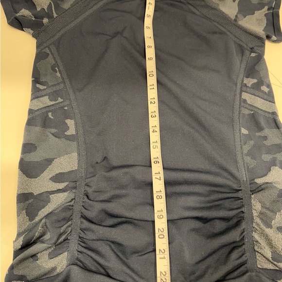 Athleta Fastest Track Blue Camo Shirt Women’s Size Large - Picture 8 of 10